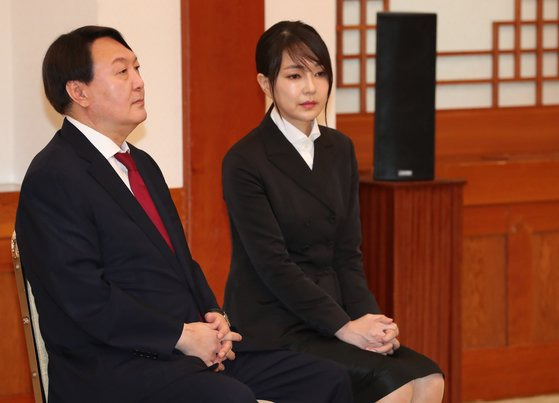지난 2019년 윤석열 국민의힘 대선후보가 당시 검찰총장 임명식장에 부인 김건희 씨와 함께 참석한 모습. 청와대사진기자단