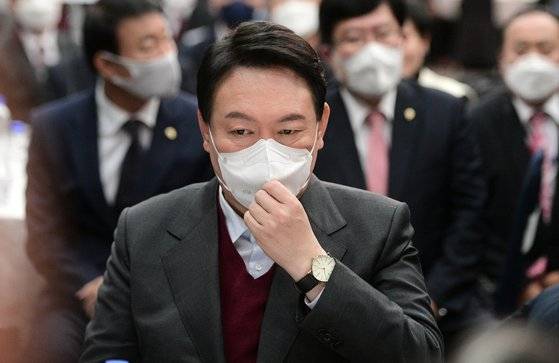 윤석열 국민의힘 대선 후보(가운데)가 8일 서울 영등포구 공군호텔에서 열린 충북-충남도민회 주최 '국가균형발전 완성 결의대회'에 참석, 마스크를 바로쓰고 있다. 국회사진기자단