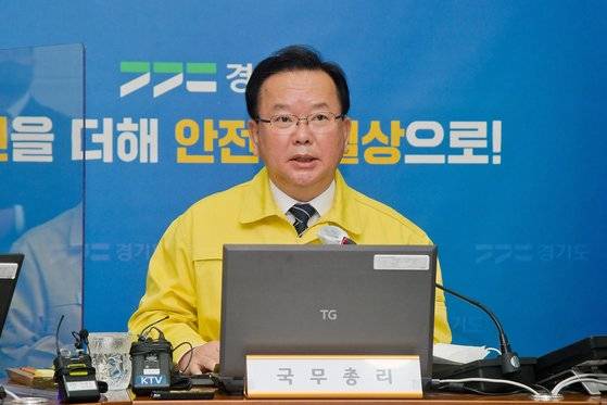 김부겸 국무총리가 8일 오전 경기도 수원시 경기도청 재난상황실에서 열린 코로나19 중대본 영상회의에서 발언하고 있다. 뉴시스