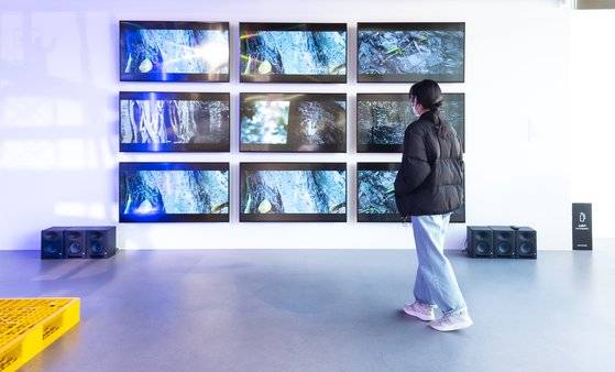 현재 G밸리산업박물관 연례기획전 '구로, 청춘'의 첫 번째 이야기 '내 일처럼 ’ 에서 전시되고 있는 임흥순 작가의 영상 작품. 2014년작 '위로공단'의 서사적 흐름을 9개 채널로 나누고 파편화해 재구성했다. 권혁재 사진전문기자