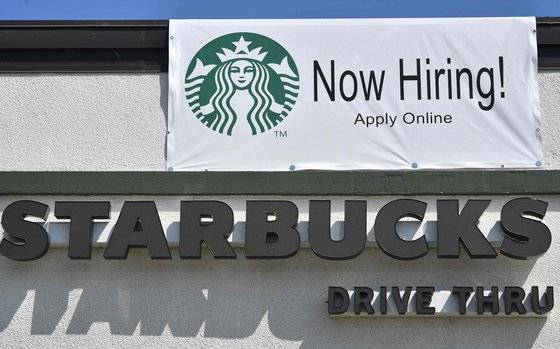 미국 기업들이 구인난과 인플레이션 상황을 반영해 내년 임금 인상을 계획하고 있다. 사진은 미국 캘리포니아 글렌데일에 있는 스타벅스 매장에 붙어있는 구인 안내문의 모습. [AFP=연합뉴스]