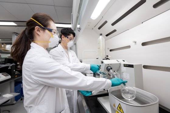 서울 마곡에 위치한 LX하우시스 연구소에서 연구원들이 폐건축자재를 재료로 고순도 재생 PVC를 추출하고 있다. [사진 LX하우시스]