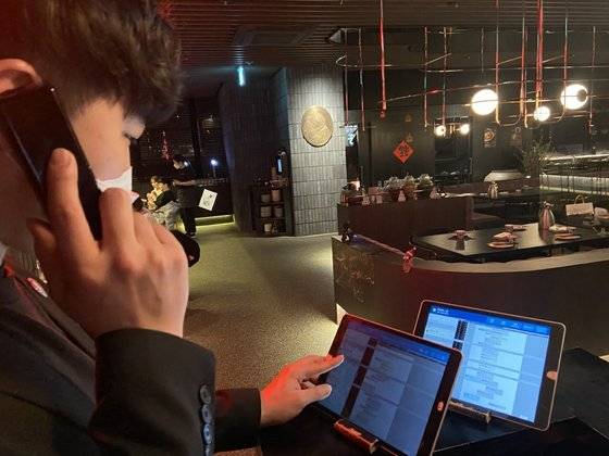 서울 종로구의 고급 중식당 '덕후선생'의 직원이 점심과 저녁사이 휴식 시간을 이용해 예약을 받고 있다. 이소아 기자