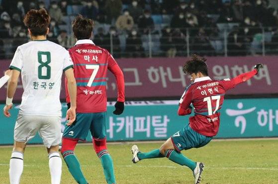 선제골을 넣는 대전 이현식(오른쪽). [뉴스1]