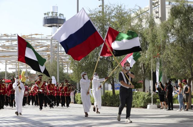 2021년 12월 4일 토요일 아랍에미리트 두바이 엑스포에서 열린 러시아 국경절 기념행사에서 러시아와 UAE의 국기를 들고 행진하고 있다. 사진은 기사 내용과 무관. AP 연합뉴스