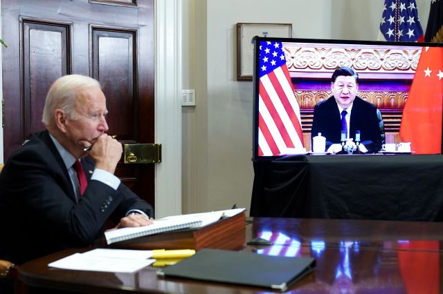 조 바이든(왼쪽) 미국 대통령이 지난달 15일(현지시간) 워싱턴DC 백악관의 루스벨트 룸에서 화상을 통해 시진핑 중국 국가주석과 정상회담을 하고 있다. 연합뉴스