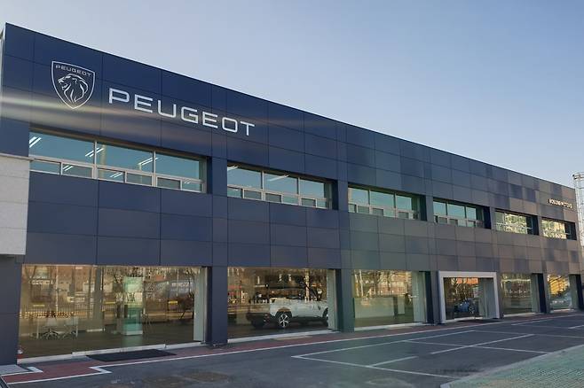 푸조 일산 전시장이 새단장해 문을 열었다. 사진은 푸조 일산 전시장 전경. /사진=푸조