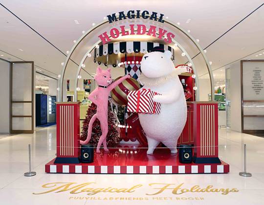 신세계백화점의 대표 캐릭터 ‘푸빌라와 친구들’이 프랑스 럭셔리 브랜드 로저 비비에와 손잡고 신규 캐릭터 ‘로저(Roser·왼쪽)’를 선보였다.  신세계백화점 제공