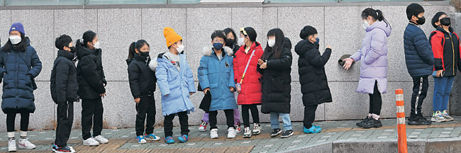 초등생들 학교 대신 검사소로 : 사상 최다 확진기록을 경신한 코로나19 확진자가 고령층은 물론, 초등학교 학생들에서도 급증하고 있는 가운데 8일 오전 인천 미추홀구보건소 선별진료소 앞에서 어린이들이 단체로 검사를 받기 위해 차례를 기다리고 있다. 신창섭 기자