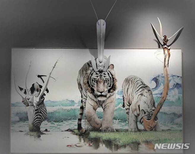 [서울=뉴시스]김남표 그림과 윤두진 조각이 합을 맞춘 작품. '사이'전