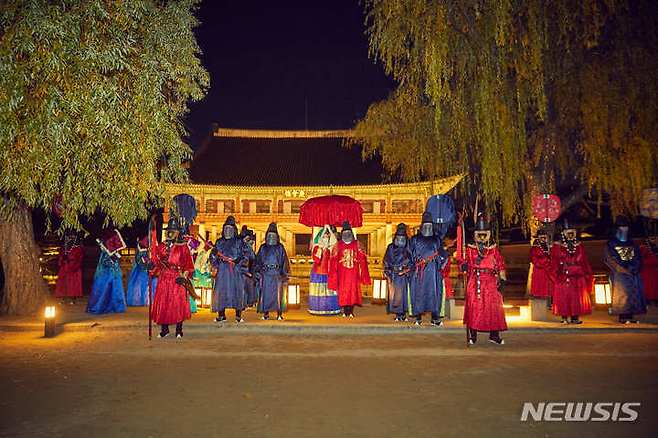 [서울=뉴시스] 2021년 경복궁 왕가의 산책(야간). (사진=문화재청 제공) 2021.12.08. photo@newsis.com *재판매 및 DB 금지