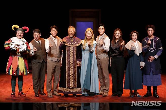 [서울=뉴시스] 박진희 기자 = 배우 송승환, 오만석, 김다현, 정재은, 양소민, 임영우, 이주원, 유병훈, 송영재가 16일 오후 서울 중구 국립정동극장에서 연극 '더 드레서'(THE DRESSER) 프레스콜을 마치고 사진촬영을 하고 있다. '더 드레서'는 로널드 하우드의 희곡 더 드레서(THE DRESSER)를 원작으로, 2차 세계대전 당시 셰익스피어 전문 극단을 중심으로 리어왕 공연을 앞두고 벌어지는 노배우와 그의 드레서에 관한 이야기를 다룬 작품이다. 2021.11.16. pak7130@newsis.com