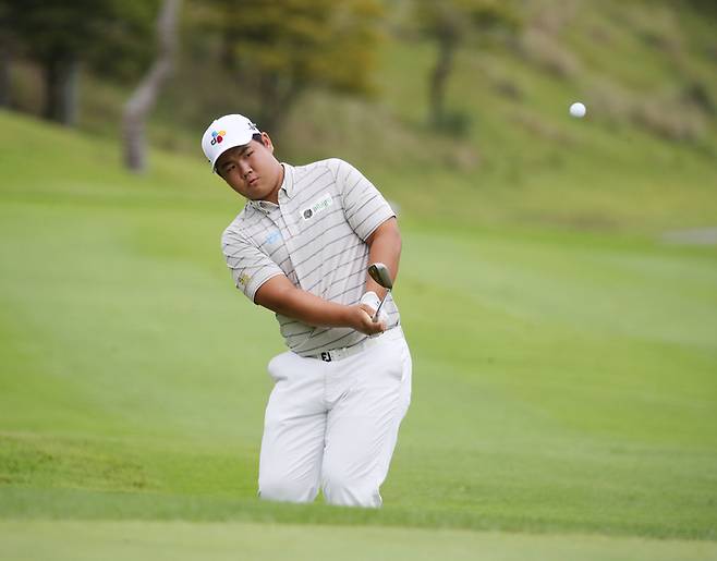 [서울=뉴시스] 17일 경북 칠곡 파미힐스CC에서 2021 DGB금융그굽 어바인 오픈 2라운드 18번홀에서 김주형이 어프로치샷을 하고 있다. (사진=KPGA 제공) 2021.09.17. photo@newsis.com *재판매 및 DB 금지