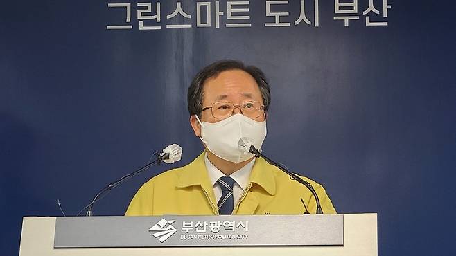 [부산=뉴시스] 권태완 기자 =김석준 부산시교육감이 8일 부산시청 브리핑 룸에서 '코로나19 환자 급증에 따른 대시민 호소문"을 발표하고있다. 2021.12.08. kwon97@newsis.com *재판매 및 DB 금지