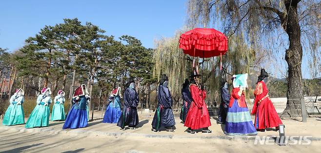 [서울=뉴시스] 고범준 기자 = 8일 오전 서울 종로구 경복궁에서 출연진들이 왕가의 산책을 진행하고 있다. 문화재청 궁능유적본부와 한국문화재재단은 오는 24일까지 국왕과 왕비, 산선시위, 호위군사 등 총 40여 명의 출연진이 경복궁을 산책하는 장면을 재현, 과거 궁궐의 한 장면을 볼 수 있도록 기획했다. 2021.12.08. bjko@newsis.com
