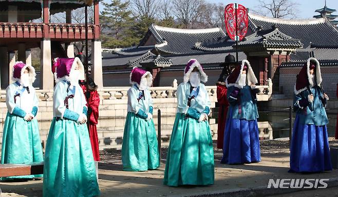 [서울=뉴시스] 고범준 기자 = 8일 오전 서울 종로구 경복궁에서 출연진들이 왕가의 산책을 진행하고 있다. 문화재청 궁능유적본부와 한국문화재재단은 오는 24일까지 국왕과 왕비, 산선시위, 호위군사 등 총 40여 명의 출연진이 경복궁을 산책하는 장면을 재현, 과거 궁궐의 한 장면을 볼 수 있도록 기획했다. 2021.12.08. bjko@newsis.com