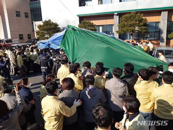 경산시청 주차장에 설치된 공공운수노조 천막, 강제철거