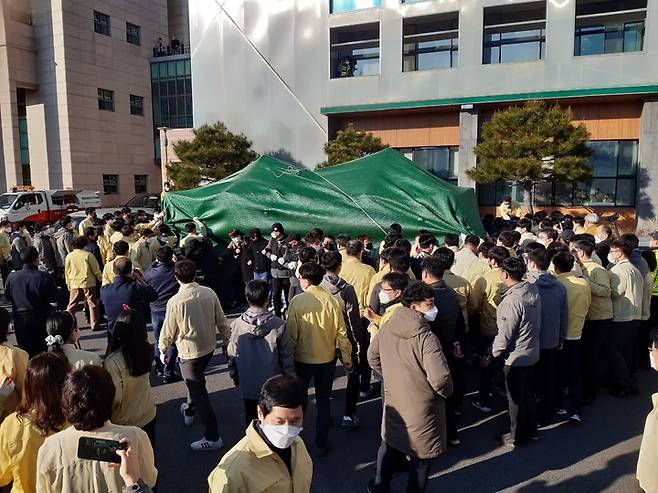 경산시청 주차장에 설치된 공공운수노조 천막, 강제철거 *재판매 및 DB 금지