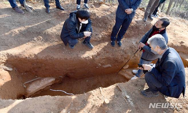 [나주=뉴시스] 류형근 기자 = 문화재청 관계자들이 8일 오후 전남 나주시 봉황면 '광주~강진 고속도로 5공구 건설 현장'에서 발견된 5~6세기 추정 장고분(長鼓墳) 유적에 대해 현장조사를 벌이고 있다. 2021.12.08. hgryu77@newsis.com