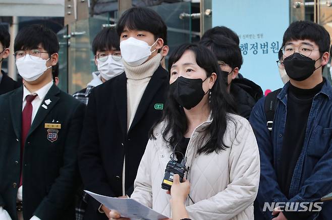 [서울=뉴시스] 권창회 기자 = 김정선 변호사가 8일 오후 서울 서초구 서울행정법원에서 열린 수능 출제 오류 주장 정답 결정 처분 집행정지 심문기일을 마치고 발언하고 있다. 2021.12.08. kch0523@newsis.com