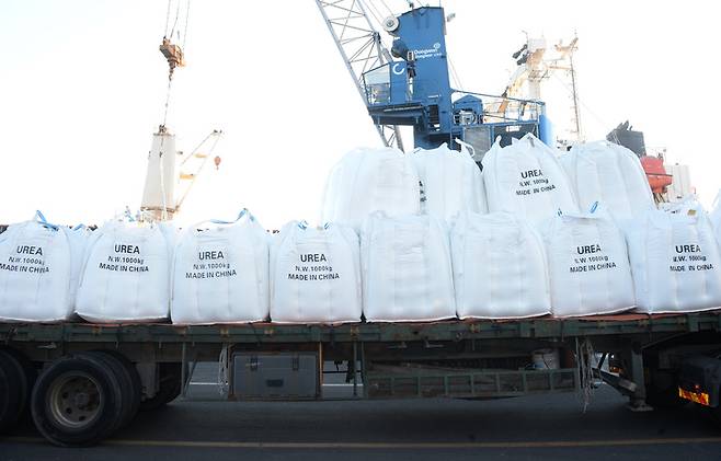 [울산=뉴시스] 배병수 기자 = 중국산 차량용 요소 3000t이  2일 오전 울산 남구 울산항 2부두에 도착해 옮겨지고 있다. 2021.12.02. bbs@newsis.com
