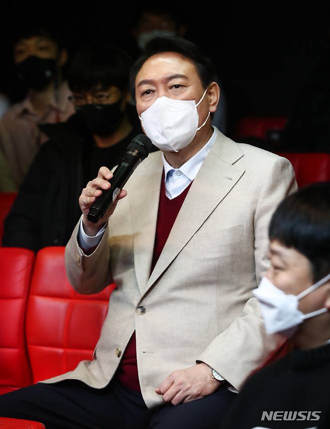 [서울=뉴시스] 국회사진기자단 = 윤석열 국민의힘 대선 후보가 8일 서울 종로구 대학로 한 소극장에서 열린 청년문화예술인과의 간담회에서 인사말하고 있다. 2021.12.08. photo@newsis.com