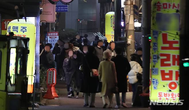[서울=뉴시스] 조수정 기자 = 0시 기준 코로나19 신규 확진자수가 7000명을 넘긴 8일 밤 서울 시내 한 먹자골목에서 시민들이 북적이고 있다.  2021.12.08. chocrystal@newsis.com