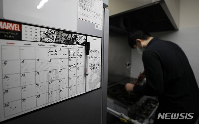 [서울=뉴시스] 백동현 기자 = '사적 모임 인원 제한' 시행 이튿날인 지난 7일 오후 서울 시내 한 음식점에 12월 예약 현황판이 붙어있다. 2021.12.07. livertrent@newsis.com