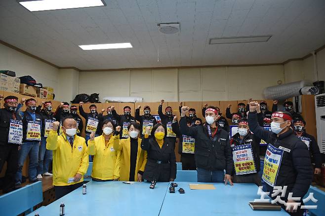 정의당 심상정 대선 후보는 8일 오전 여수국가산업단지 내 남해화학을 찾아 농성 중인 해고노동자들을 만났다. 유대용 기자