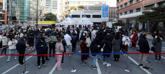 코로나19 확진자수가 7000명대를 넘어선 8일 오전 서울 강남구보건소 선별진료소에서 많은 시민들이 코로나19 검사를 받기 위해 길게 줄지어 서 있다. 뉴시스