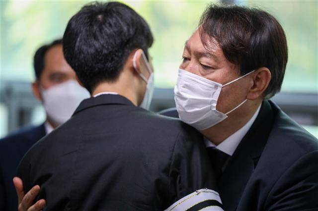 윤석열, 천안함 전사자 부인 빈소 조문 - 범야권 유력 대선주자인 윤석열 전 검찰총장이 22일 인천시 동구 청기와 장례식장에 마련된 천안함 용사 故 정종율 상사의 부인 故 정경옥씨의 빈소를 찾아 유족을 위로하고 있다. 윤석열 캠프 제공 2021.7.22 뉴스1