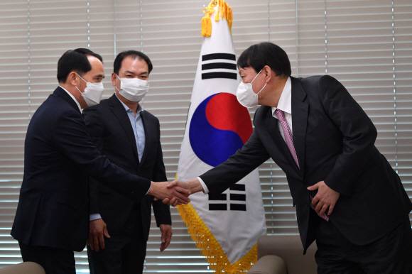 - 윤석열(오른쪽) 국민의힘 대선후보가 17일 서울 여의도 당사에서 최원일(맨 왼쪽) 전 천안함 함장과 고 이상희 하사의 부친인 이성우 유족회장과의 면담에 앞서 최 전 함장과 악수하고 있다.오장환 기자 5zzang@seoul.co.kr