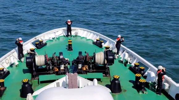 - 해양 경찰이 26일 인천시 옹진군 소연평도 인근 해상에서 해양수산부 서해어업관리단 소속 공무원 이모(47)씨의 시신이나 소지품을 찾는 수색 작업에 열중하고 있다.인천해양경찰서 제공 연합뉴스