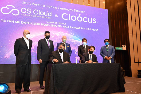 From left to right: Mr K Raman (Managing Director, Microsoft Malaysia), En Ameer Bin Shaik Mydin (Group Managing Director, Censof Holdings Berhad), Mr Kavinthraj Panneerchelvam (CEO, CS Cloud Sdn Bhd), Yang Berhormat Tan Sri Datuk Seri Panglima TPr Haji Annuar Bin Haji Musa (Minister of Communications & Multimedia Malaysia), Mr Steve Hong (CEO, Cloocus Co Ltd), Yang Berbahagia Tan Sri Dato’ Mohd Ibrahim Bin Mohd Zain (Chairman, Censof Holdings Berhad), Yang Berbahagia Dato’ Sri Sr. Haji Md Alwi Bin Haji Che Ahmad (Chairman, MDEC).