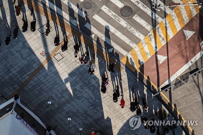 길어지는 코로나의 그림자 (고양=연합뉴스) 임병식 기자 = 신종 코로나바이러스 감염증(코로나19) 일일 신규 확진자 수가 7천명을 넘어선 8일 경기도 고양시 화정역 선별진료소에서 시민들이 줄지어 코로나19 검사를 기다리고 있다. 2021.12.8 andphotodo@yna.co.kr