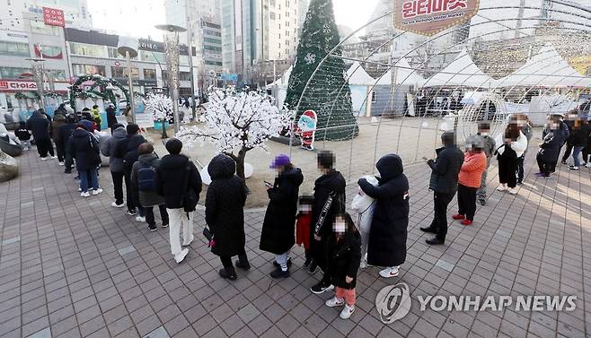 오미크론 확산 여파…검사자 몰린 인천 선별검사소 [연합뉴스 자료 사진]