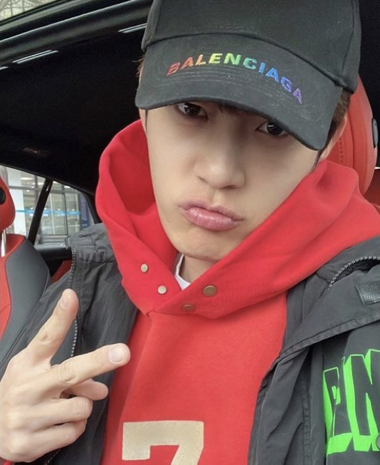 Singer Seven bought his name 7 T-shirtSeven posted a picture on his SNS on the 9th, saying, This is not true # 7.The photo shows Seven, who made an impulse purchase by seeing seven letters engraved in the middle of a hooded T-shirt.Seven also had a striking red color and a hat with a rainbow logo, which was unconcerned and attracted charm.Meanwhile, Seven is currently in love with actor Lee Da-hae for seven years.Seven appeared on MBC entertainment program Point of omniscient Interference which was broadcast in September and became the first topic to show her affectionate conversation with Lee Da-hae.