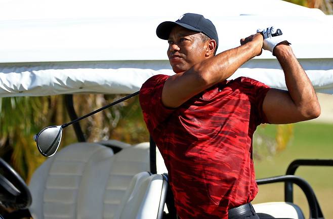 타이거 우즈가 지난 6일 자신이 주최한 PGA 투어 비공식 대회 히어로 월드 챌린지가 열린 바하마의 올바니 골프 코스 연습 레인지에서 드라이버샷 연습을 하고 있다. 최종 라운드마다 즐겨 입었던 붉은색 상의와 검은 바지 차림이다./AFP 연합뉴스