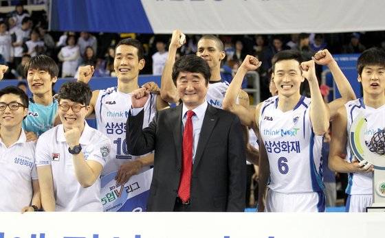 배구감독 출신인 신치용 전 진천국가대표선수촌장이 국민의힘 중앙선거대책위원회 직능총괄본부 산하 체육지원본부장에 선임됐다. 사진은 2014년 3월 9일 당시 정규리그 우승팀 감독인 신치용 전 촌장이 소속팀 선수들과 함께 포즈를 취한 모습. 가운데 빨간 넥타이를 맨 사람이 신 전 촌장이다. 중앙포토