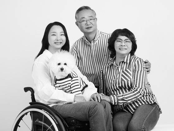 모주영씨 가족. 남편은 해외 출장 중이라 마음만 함께 했다고 한다. [사진 제공 김명중 작가]