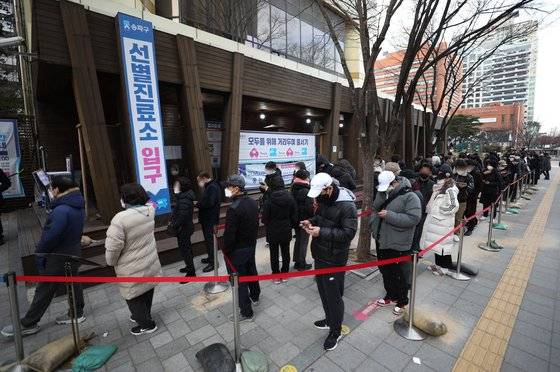 9일 오전 서울 송파구보건소 선별진료소에서 시민들이 신종 코로나바이러스 감염증(코로나19) 검체 검사를 받기 위해 줄을 서 있다. 뉴스1