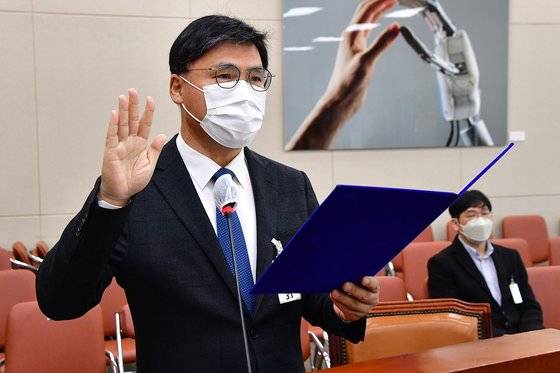 김의철 한국방송공사(KBS) 사장 후보자가 지난달 22일 국회에서 열린 과학기술정보방송통신위원회의 인사청문회에서 선서를 하고 있다. 임현동 기자