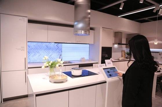 9일 개점한 한샘디자인파크 마포점. 키오스크를 통해 전시장 내 부엌 벽면 타일을 가상으로 바꿔볼 수 있다. [사진 한샘]