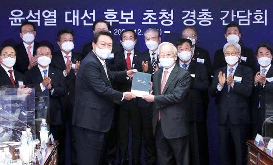 국민의힘 윤석열 후보가 9일 오후 한국경영자총협회를 찾아 손경식 경총회장에게 "경영계의 건의서"를 받고 기념촬영을 하고 있다. 국회사진기자단