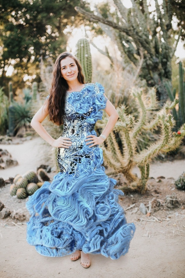 유명 유튜브 크리에이터 마리나 모길코(Marina mogilko)가 드레스엑스의 디지털 옷을 입은 모습. 출처=드레스엑스 트위터