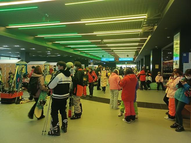 Visitors get ready to ski and snowboard after renting equipment at Vivaldi Park in Hongcheon, Gangwon Province, Dec. 4. (Lee Si-jin/The Korea Herald)