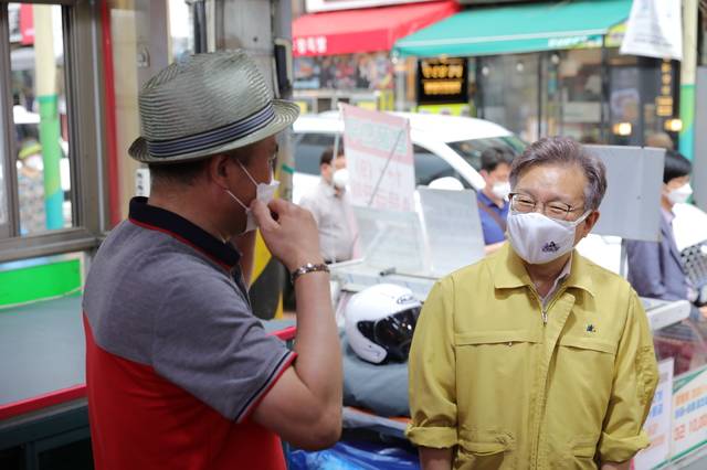 [서울=뉴시스]권칠승 중소벤처기업부 장관이 15일 오후 서울 동작구 성대전통시장을 방문해 코로나19 확산 방지 방역상황을 점검하고 있다. (사진=중소벤처기업부 제공) 2021.07.15. photo@newsis.com *재판매 및 DB 금지