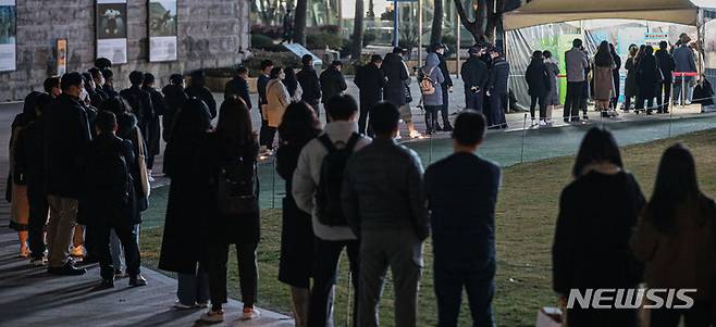 [서울=뉴시스] 권창회 기자 = 코로나19 신규 확진자가 7,102명으로 집계된 9일 저녁 서울 중구 서울광장 임시선별검사소에서 시민들이 검사를 받기위해 대기하고 있다. 2021.12.09. kch0523@newsis.com