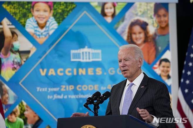 [워싱턴=AP/뉴시스] 조 바이든 미국 대통령이 3일(현지시간) 백악관 사우스코트 강당에서 5~11세 어린이를 위해 승인된 코로나19 백신에 관해 얘기하고 있다. 바이든 대통령은 미국 질병통제예방센터(CDC)가 전날 5∼11세 어린이를 대상으로 화이자-바이오엔테크의 코로나19 백신 접종을 승인한 것과 관련해 "이 결정이 코로나19 대유행과의 전쟁에서 전환점이 될 것"이라고 말했다. 2021.11.04.