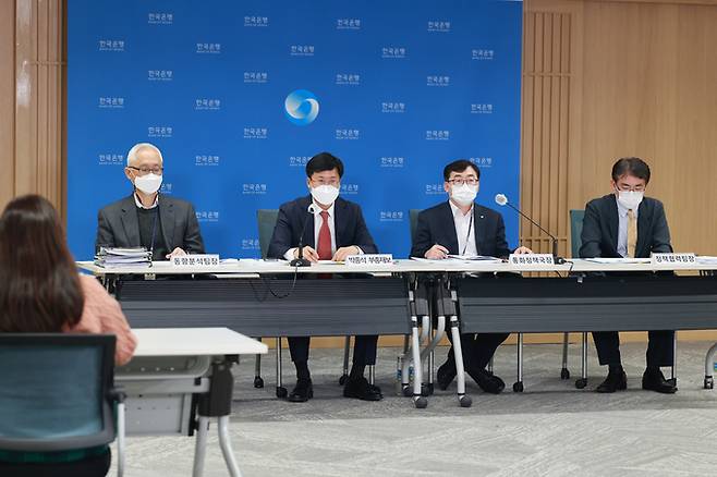 9일 오전 서울 중구 한국은행에서 통화신용정책보고서(2021년 12월) 설명회가 열리고 있다. 왼쪽부터 김용복 동향분석팀장, 박종석 부총재보, 홍경식 통화정책국장, 봉관수 정책협력팀장. 한국은행 제공